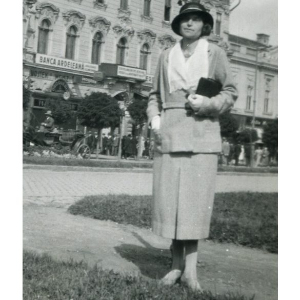 Elegáns nő a Hermann-palotánal, Arad, Erdély, konflis, kirakatok, feliratok, utcakép, épület, Horthy-korszak, helytörténet, 1933, 1930-as évek, Eredeti fotó, papírkép, hátulján ragasztásnyomok.  