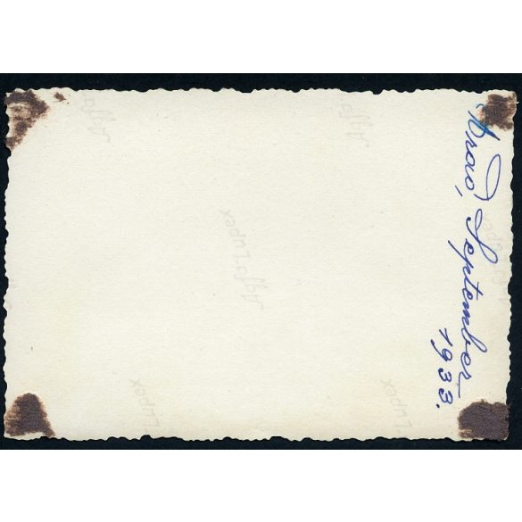 Elegáns nő a Hermann-palotánal, Arad, Erdély, konflis, kirakatok, feliratok, utcakép, épület, Horthy-korszak, helytörténet, 1933, 1930-as évek, Eredeti fotó, papírkép, hátulján ragasztásnyomok.  