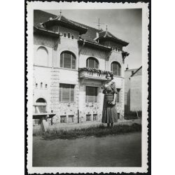   Elegáns nő retiküllel, Arad, Erdély, díszes épület, utcakép, épület, Horthy-korszak, helytörténet, 1933, 1930-as évek, Eredeti fotó, papírkép, hátulján ragasztásnyomok. 