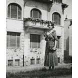 Elegáns nő retiküllel, Arad, Erdély, díszes épület, utcakép, épület, Horthy-korszak, helytörténet, 1933, 1930-as évek, Eredeti fotó, papírkép, hátulján ragasztásnyomok. 