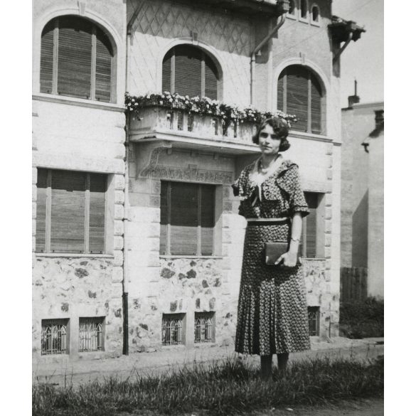 Elegáns nő retiküllel, Arad, Erdély, díszes épület, utcakép, épület, Horthy-korszak, helytörténet, 1933, 1930-as évek, Eredeti fotó, papírkép, hátulján ragasztásnyomok. 