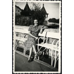   Elegáns nő retiküllel a Maros partján, Arad, Erdély, díszes épület, utcakép, épület, Horthy-korszak, helytörténet, 1939, 1930-as évek, Eredeti fotó, papírkép. 