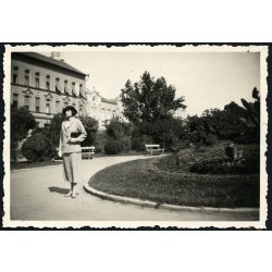   Elegáns nő retiküllel a parkban, Arad, Erdély, az Evangélikus templom mellett (Bulevardul Revoluției 61 környéke) utcakép, épület, Horthy-korszak, helytörténet, 1930-as évek, Eredeti fotó, papírkép, h