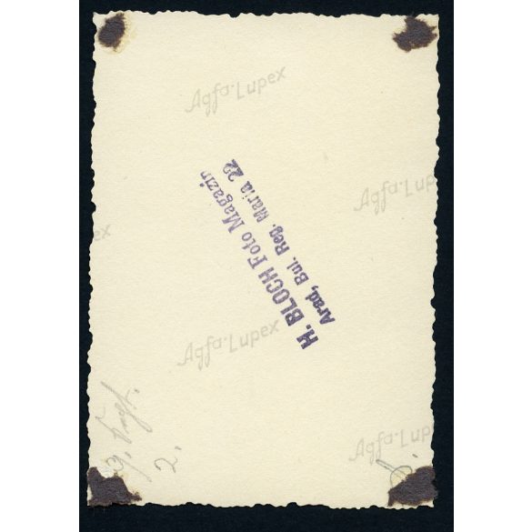 Elegáns nő retiküllel a parkban, Arad, Erdély, az Evangélikus templom mellett (Bulevardul Revoluției 61 környéke) utcakép, épület, Horthy-korszak, helytörténet, 1930-as évek, Eredeti fotó, papírkép, h