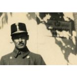 vámbemondóőrs. Barabás, magyar vámtiszt (katona?) egyenruhában, utcakép, épület, Horthy-korszak, helytörténet, 1930-as évek, Szabolcs-Szatmár-Bereg megye, Eredeti fotó, papírkép, hátulján ragasztásnyo