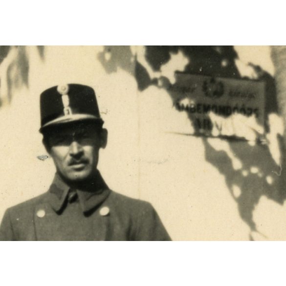 vámbemondóőrs. Barabás, magyar vámtiszt (katona?) egyenruhában, utcakép, épület, Horthy-korszak, helytörténet, 1930-as évek, Szabolcs-Szatmár-Bereg megye, Eredeti fotó, papírkép, hátulján ragasztásnyo