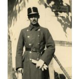 vámbemondóőrs. Barabás, magyar vámtiszt (katona?) egyenruhában, utcakép, épület, Horthy-korszak, helytörténet, 1930-as évek, Szabolcs-Szatmár-Bereg megye, Eredeti fotó, papírkép, hátulján ragasztásnyo