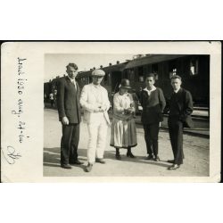   Fiatal férfiak és nő a vasútállomáson, Arad, Erdély, vonat, jármű, közlekedés, Horthy-korszak, helytörténet, 1930., 1930-as évek, Eredeti fotó, papírkép. 