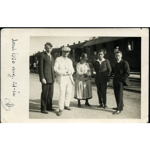 Fiatal férfiak és nő a vasútállomáson, Arad, Erdély, vonat, jármű, közlekedés, Horthy-korszak, helytörténet, 1930., 1930-as évek, Eredeti fotó, papírkép. 