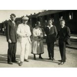 Fiatal férfiak és nő a vasútállomáson, Arad, Erdély, vonat, jármű, közlekedés, Horthy-korszak, helytörténet, 1930., 1930-as évek, Eredeti fotó, papírkép. 