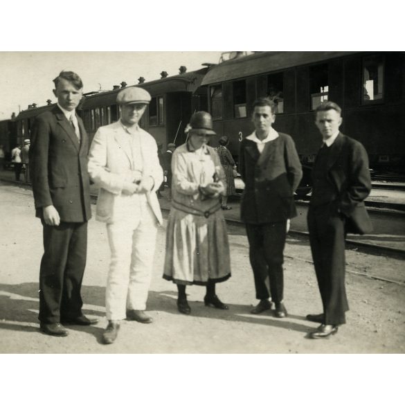 Fiatal férfiak és nő a vasútállomáson, Arad, Erdély, vonat, jármű, közlekedés, Horthy-korszak, helytörténet, 1930., 1930-as évek, Eredeti fotó, papírkép. 