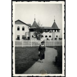   Elegáns hölgy kalapban, retiküllel, Arad, Erdély, Maros-part, Horthy-korszak, helytörténet, 1936., 1930-as évek, Eredeti fotó, papírkép, hátulján ragasztásnyomokkal. 