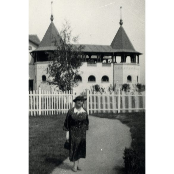 Elegáns hölgy kalapban, retiküllel, Arad, Erdély, Maros-part, Horthy-korszak, helytörténet, 1936., 1930-as évek, Eredeti fotó, papírkép, hátulján ragasztásnyomokkal. 