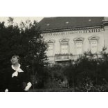 Elegáns hölgy kalapban, retiküllel, Arad, Erdély, feliratok, reklám, utcakép, épület, Horthy-korszak, helytörténet, 1936., 1930-as évek, Eredeti fotó, papírkép, hátulján ragasztásnyomokkal.