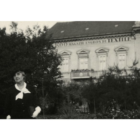 Elegáns hölgy kalapban, retiküllel, Arad, Erdély, feliratok, reklám, utcakép, épület, Horthy-korszak, helytörténet, 1936., 1930-as évek, Eredeti fotó, papírkép, hátulján ragasztásnyomokkal.
