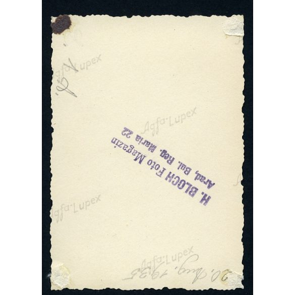 Elegáns hölgy kalapban, retiküllel, Arad, Erdély, feliratok, reklám, utcakép, épület, Horthy-korszak, helytörténet, 1936., 1930-as évek, Eredeti fotó, papírkép, hátulján ragasztásnyomokkal.