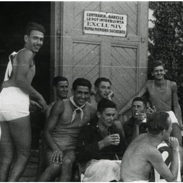 A Maros Evezős Klub sportolói, Arad, Erdély, feliratok, épület, Horthy-korszak, helytörténet, 1938., 1930-as évek, Eredeti fotó, papírkép.   