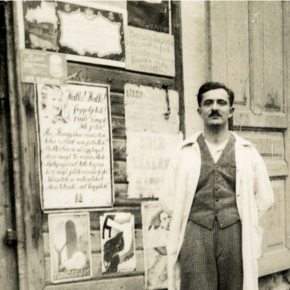 Boltos a szatócsüzlet előtt, Szatmárcseke, Tungsram plakát, feliratok, , Horthy-korszak, helytörténet, Szabolcs-Szatmár-Bereg megye, 1937., 1930-as évek, Eredeti fotó, papírkép.  