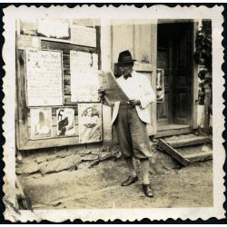   Újságot olvasó férfi a szatócsüzlet előtt, Szatmárcseke, Tungsram plakát, feliratok, , Horthy-korszak, helytörténet, Szabolcs-Szatmár-Bereg megye, 1937., 1930-as évek, Eredeti fotó, papírkép. 