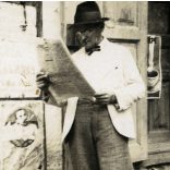 Újságot olvasó férfi a szatócsüzlet előtt, Szatmárcseke, Tungsram plakát, feliratok, , Horthy-korszak, helytörténet, Szabolcs-Szatmár-Bereg megye, 1937., 1930-as évek, Eredeti fotó, papírkép. 