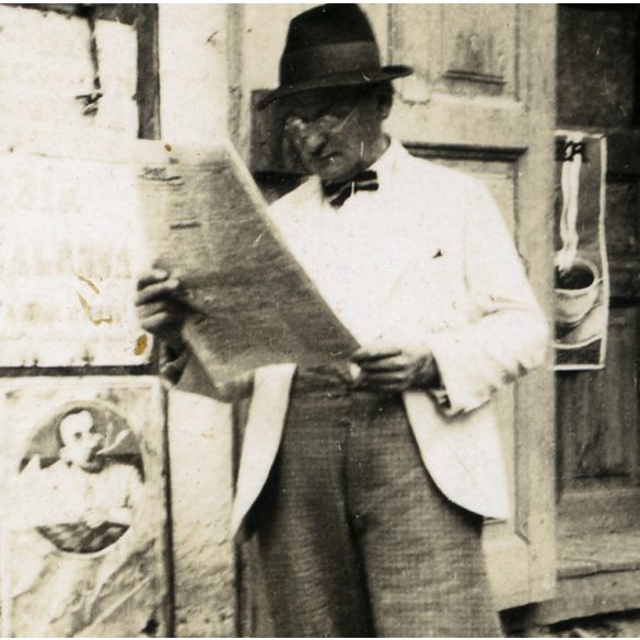 Újságot olvasó férfi a szatócsüzlet előtt, Szatmárcseke, Tungsram plakát, feliratok, , Horthy-korszak, helytörténet, Szabolcs-Szatmár-Bereg megye, 1937., 1930-as évek, Eredeti fotó, papírkép. 