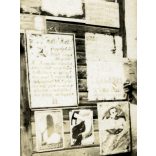 Újságot olvasó férfi a szatócsüzlet előtt, Szatmárcseke, Tungsram plakát, feliratok, , Horthy-korszak, helytörténet, Szabolcs-Szatmár-Bereg megye, 1937., 1930-as évek, Eredeti fotó, papírkép. 