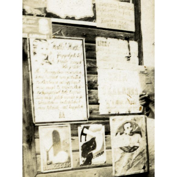 Újságot olvasó férfi a szatócsüzlet előtt, Szatmárcseke, Tungsram plakát, feliratok, , Horthy-korszak, helytörténet, Szabolcs-Szatmár-Bereg megye, 1937., 1930-as évek, Eredeti fotó, papírkép. 