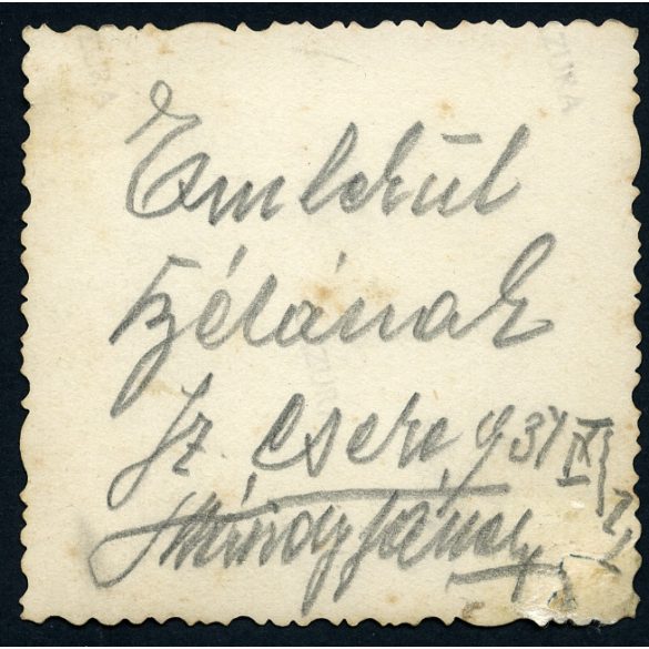 Újságot olvasó férfi a szatócsüzlet előtt, Szatmárcseke, Tungsram plakát, feliratok, , Horthy-korszak, helytörténet, Szabolcs-Szatmár-Bereg megye, 1937., 1930-as évek, Eredeti fotó, papírkép. 