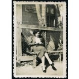 vámbemondóőrs. Barabás, magyar csinos nő az épület előtt, felirat, utcakép, épület, Horthy-korszak, helytörténet, 1930-as évek, Szabolcs-Szatmár-Bereg megye, Eredeti fotó, papírkép, hátulján ragasztás