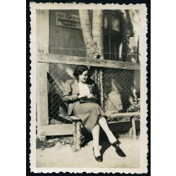   vámbemondóőrs. Barabás, magyar csinos nő az épület előtt, felirat, utcakép, épület, Horthy-korszak, helytörténet, 1930-as évek, Szabolcs-Szatmár-Bereg megye, Eredeti fotó, papírkép, hátulján ragasztás