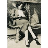 vámbemondóőrs. Barabás, magyar csinos nő az épület előtt, felirat, utcakép, épület, Horthy-korszak, helytörténet, 1930-as évek, Szabolcs-Szatmár-Bereg megye, Eredeti fotó, papírkép, hátulján ragasztás