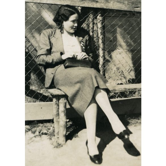 vámbemondóőrs. Barabás, magyar csinos nő az épület előtt, felirat, utcakép, épület, Horthy-korszak, helytörténet, 1930-as évek, Szabolcs-Szatmár-Bereg megye, Eredeti fotó, papírkép, hátulján ragasztás