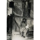 vámbemondóőrs. Barabás, idős nő az épület előtt kendőben, felirat, utcakép, épület, Horthy-korszak, helytörténet, 1930-as évek, Szabolcs-Szatmár-Bereg megye, Eredeti fotó, papírkép, hátulján ra