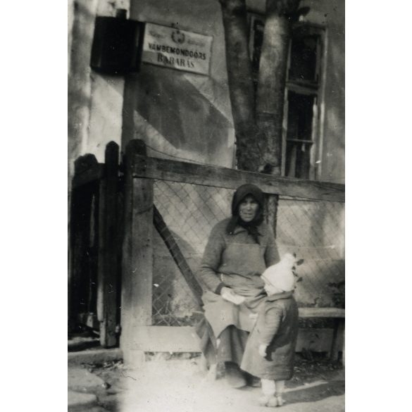 vámbemondóőrs. Barabás, idős nő az épület előtt kendőben, felirat, utcakép, épület, Horthy-korszak, helytörténet, 1930-as évek, Szabolcs-Szatmár-Bereg megye, Eredeti fotó, papírkép, hátulján ra