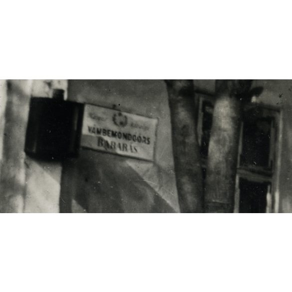 vámbemondóőrs. Barabás, idős nő az épület előtt kendőben, felirat, utcakép, épület, Horthy-korszak, helytörténet, 1930-as évek, Szabolcs-Szatmár-Bereg megye, Eredeti fotó, papírkép, hátulján ra