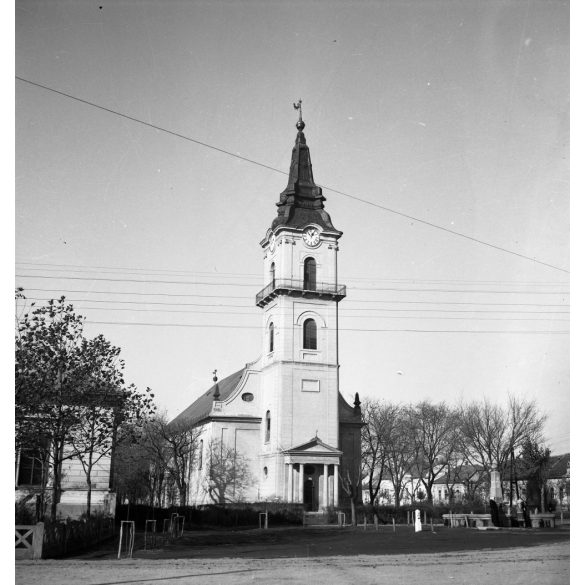 A református templom a parkkal, emlékművel, Kunszentmiklós, utcarészlet, egyház, helytörténet, Bács-Kiskun megye, 1930-as évek,  Eredeti nagyméretű fotó negatív!    