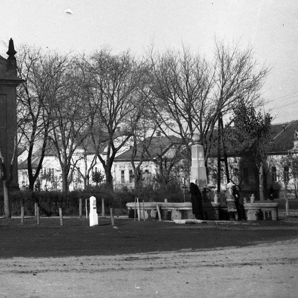 A református templom a parkkal, emlékművel, Kunszentmiklós, utcarészlet, egyház, helytörténet, Bács-Kiskun megye, 1930-as évek,  Eredeti nagyméretű fotó negatív!    