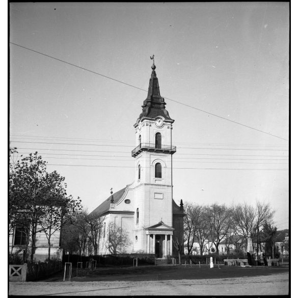 A református templom a parkkal, emlékművel, Kunszentmiklós, utcarészlet, egyház, helytörténet, Bács-Kiskun megye, 1930-as évek,  Eredeti nagyméretű fotó negatív!    