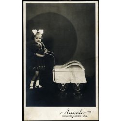   Angelo (Funk Pál) műterme, Nagyvárad, Erdély, kislány babakocsival, játék, masni, ötletes háttér, Horthy-korszak, helytörténet, 1940-es évek, Eredeti fotó, papírkép, hátulján ragasztásnyomok. A fotó a