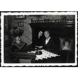   Elegáns hölgyek polgári lakásban, Arad, Erdély, épület, Horthy-korszak, helytörténet, 1938., 1930-as évek, Eredeti fotó, papírkép, hátulján felirat, bélyegző és ragasztásnyom.  