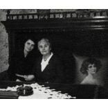 Elegáns hölgyek polgári lakásban, Arad, Erdély, épület, Horthy-korszak, helytörténet, 1938., 1930-as évek, Eredeti fotó, papírkép, hátulján felirat, bélyegző és ragasztásnyom.  