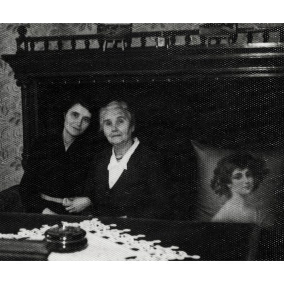 Elegáns hölgyek polgári lakásban, Arad, Erdély, épület, Horthy-korszak, helytörténet, 1938., 1930-as évek, Eredeti fotó, papírkép, hátulján felirat, bélyegző és ragasztásnyom.  