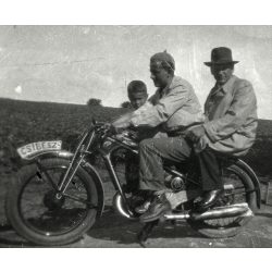   Férfiak kisfiúval csehszlovák Czetka motorkerékpáron, 'CSIBÉSZ' felirat a rendszámtáblán, jármű, közlekedés, Horthy-korszak, 1940-es évek, Eredeti fotó, papírkép.   