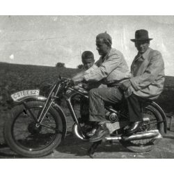   Férfiak kisfiúval csehszlovák Czetka motorkerékpáron, 'CSIBÉSZ' felirat a rendszámtáblán, jármű, közlekedés, Horthy-korszak, 1940-es évek, Eredeti fotó, papírkép.   