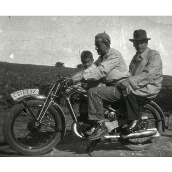 Férfiak kisfiúval csehszlovák Czetka motorkerékpáron, 'CSIBÉSZ' felirat a rendszámtáblán, jármű, közlekedés, Horthy-korszak, 1940-es évek, Eredeti fotó, papírkép.   