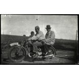 Férfiak kisfiúval csehszlovák Czetka motorkerékpáron, 'CSIBÉSZ' felirat a rendszámtáblán, jármű, közlekedés, Horthy-korszak, 1940-es évek, Eredeti fotó, papírkép.   
