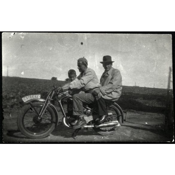 Férfiak kisfiúval csehszlovák Czetka motorkerékpáron, 'CSIBÉSZ' felirat a rendszámtáblán, jármű, közlekedés, Horthy-korszak, 1940-es évek, Eredeti fotó, papírkép.   