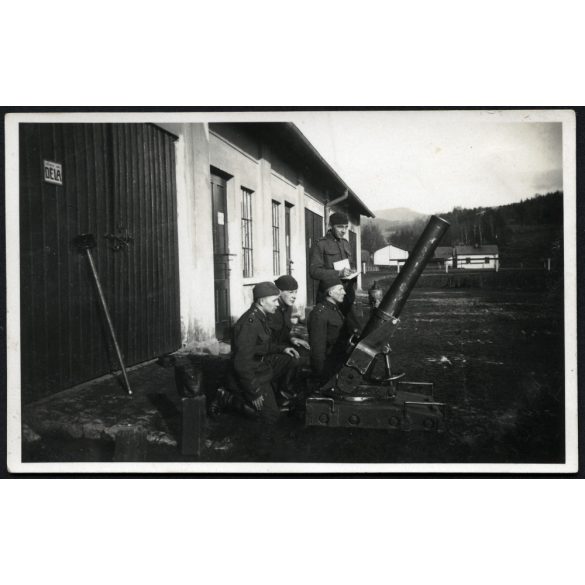 Csehszlovák katonák Skoda gyártmányú hátulról tölthető nehéz aknavetővel, Liverec, Csehszlovákia, egyenruha, fegyver Horthy-korszak, helytörténet, 1930-as évek, Eredeti fotó, papírkép. 