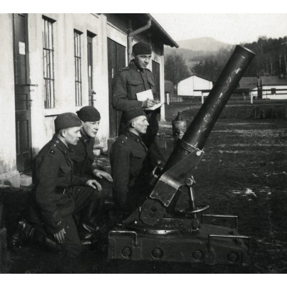 Csehszlovák katonák Skoda gyártmányú hátulról tölthető nehéz aknavetővel, Liverec, Csehszlovákia, egyenruha, fegyver Horthy-korszak, helytörténet, 1930-as évek, Eredeti fotó, papírkép. 