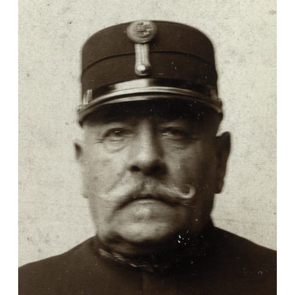 Bajszos férfi egyenruhában, Budapest, a fotón BKVT - Budapesti Közúti Vaspálya Társaság szárazbélyegző, monarchia, közlekedés, helytörténet, 1910-es évek, Eredeti fotó, papírkép. 